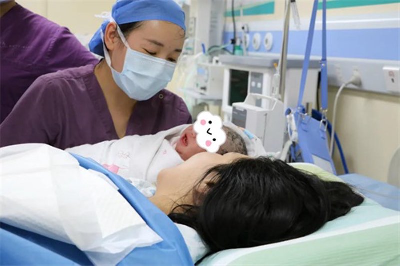 如何让宝宝在四维彩超中乖乖地翻个身？——对话资深产科医生